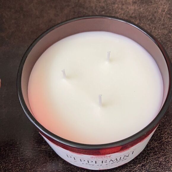 Vineyard Hill Peppermint & Vanilla 3 Wick Soy Cand - Picture 3 of 4